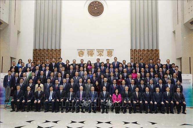 Party General Secretary, State President To Lam and the two countries' delegates. VNA Photo: Thống Nhất 