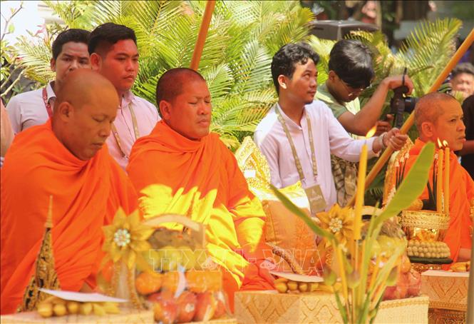 Chư tăng thực hiện các nghi thức tôn giáo trong Lễ đón chư thiên, khởi đầu chuỗi chương trình hoạt động trong khuôn khổ sự kiện Nokor Sangkranta 2026 tại thắng cảnh Wat Phnom (Chùa Núi) ở trung tâm thủ đô Phnom Penh. Ảnh: Minh Hưng – PV TTXVN tại Campuchia