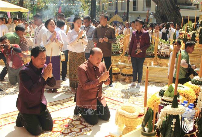 Đô trưởng Phnom Penh Khuong Sreng (trái) và ông Hun Many - Chủ tịch Hội Liên hiệp Thanh niên Campuchia (UYFC), Phó Thủ tướng kiêm Bộ trưởng Bộ công vụ Campuchia - thực hiện các nghi thức trong Lễ đón chư thiên, khởi đầu chuỗi chương hoạt động trong khuôn khổ sự kiện Nokor Sangkranta 2026 tại thắng cảnh Wat Phnom (Chùa Núi) ở trung tâm thủ đô Phnom Penh. Ảnh: Minh Hưng – PV TTXVN tại Campuchia