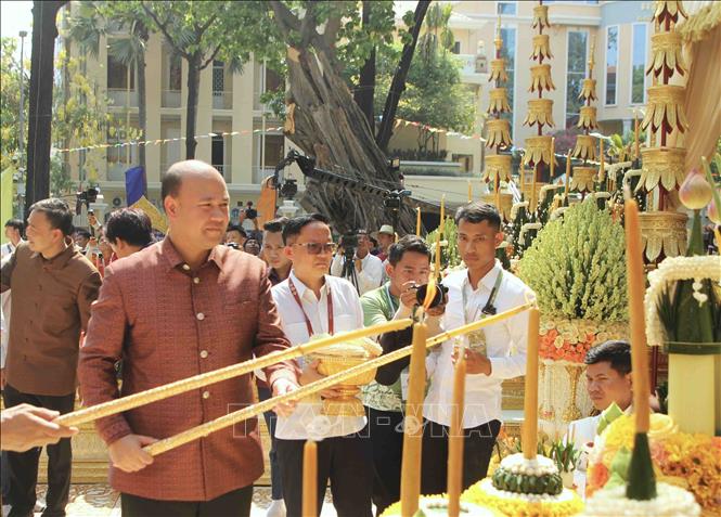 Ông Hun Many - Chủ tịch Hội Liên hiệp Thanh niên Campuchia (UYFC), Phó Thủ tướng kiêm Bộ trưởng Bộ công vụ Campuchia - thực hiện các nghi thức trong Lễ đón chư thiên, khởi đầu chuỗi chương trình hoạt động trong khuôn khổ sự kiện Nokor Sangkranta 2026 tại thắng cảnh Wat Phnom (Chùa Núi) ở trung tâm thủ đô Phnom Penh. Ảnh: Minh Hưng – PV TTXVN tại Campuchia