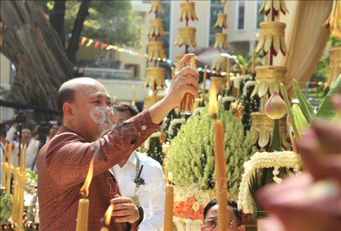 Ông Hun Many - Chủ tịch Hội Liên hiệp Thanh niên Campuchia (UYFC), Phó Thủ tướng kiêm Bộ trưởng Bộ công vụ Campuchia - thực hiện các nghi thức trong Lễ đón chư thiên, khởi đầu chuỗi chương trình hoạt động trong khuôn khổ sự kiện Nokor Sangkranta 2026 tại thắng cảnh Wat Phnom (Chùa Núi) ở trung tâm thủ đô Phnom Penh. Ảnh: Minh Hưng – PV TTXVN tại Campuchia