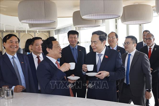 Chủ tịch Quốc hội Trần Thanh Mẫn thưởng thức cà phê cùng Tổng Giám đốc Tổ chức Nông nghiệp và Lương thực Liên hợp quốc (FAO) Khuất Đông Ngọc. Ảnh: Doãn Tấn – TTXVN