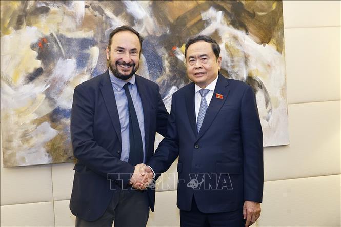 Chủ tịch Quốc hội Trần Thanh Mẫn gặp Tổng Bí thư Đảng Tái lập Cộng sản Italy Maurizio Acerbo. Ảnh: Doãn Tấn – TTXVN