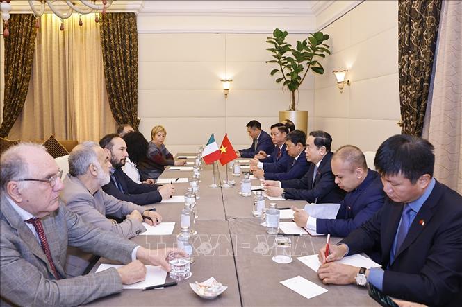 Chủ tịch Quốc hội Trần Thanh Mẫn gặp Tổng Bí thư Đảng Tái lập Cộng sản Italy Maurizio Acerbo. Ảnh: Doãn Tấn – TTXVN