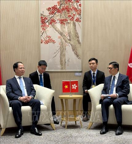 Phó Viện trưởng Viện Kiểm sát nhân dân tối cao Trần Hải Quân gặp Cục trưởng Cục An ninh Hong Kong (Trung Quốc) Đặng Bính Cường. Ảnh: TTXVN phát