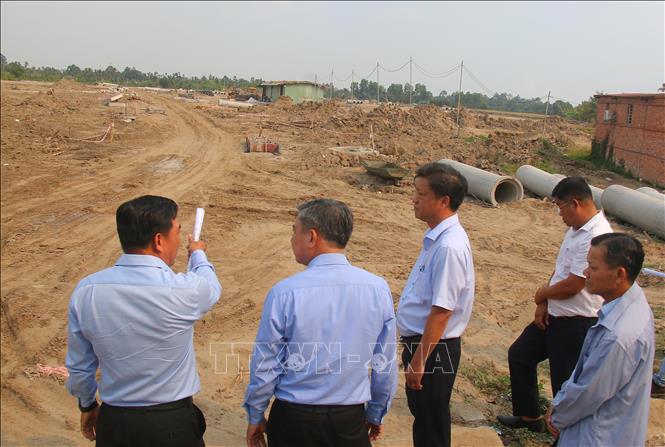 Kiểm tra Khu tái định cư phường IV. Ảnh: Duy Khương – TTXVN