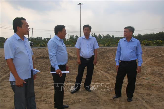 Kiểm tra dự án công trình trọng điểm cầu và đường Nguyễn Chí Thanh. Ảnh: Duy Khương – TTXVN