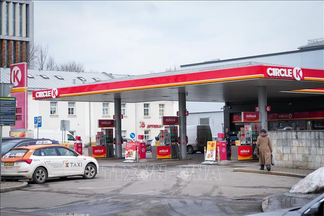Một trạm xăng ở Riga, Latvia. Ảnh: THX/TTXVN