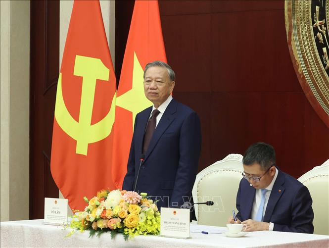 Tổng Bí thư, Chủ tịch nước Tô Lâm phát biểu tại buổi gặp gỡ cán bộ, nhân viên Đại sứ quán và đại diện cộng đồng người Việt Nam tại Trung Quốc. Ảnh: Thống Nhất - TTXVN