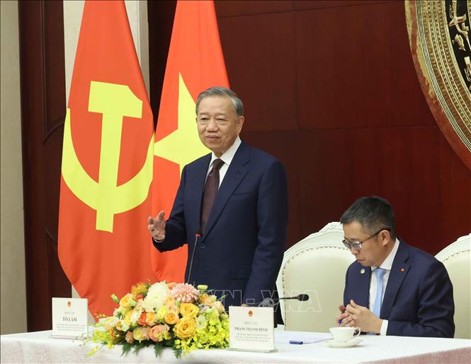 Tổng Bí thư, Chủ tịch nước Tô Lâm phát biểu tại buổi gặp gỡ cán bộ, nhân viên Đại sứ quán và đại diện cộng đồng người Việt Nam tại Trung Quốc. Ảnh: Thống Nhất - TTXVN