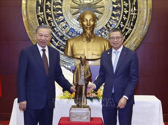 Tổng Bí thư, Chủ tịch nước Tô Lâm tặng bức tượng Bác Hồ cho Đại sứ quán và đại diện cộng đồng người Việt Nam tại Trung Quốc. Ảnh: Thống Nhất - TTXVN