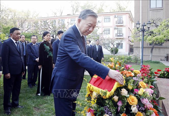 Tổng Bí thư, Chủ tịch nước Tô Lâm và Phu nhân cùng đại biểu dâng hoa tưởng niệm Chủ tịch Hồ Chí Minh trong khuôn viên Đại sứ quán. Ảnh: Thống Nhất - TTXVN