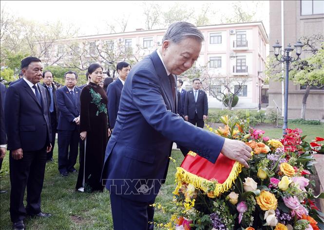 Tổng Bí thư, Chủ tịch nước Tô Lâm và Phu nhân cùng đại biểu dâng hoa tưởng niệm Chủ tịch Hồ Chí Minh trong khuôn viên Đại sứ quán. Ảnh: Thống Nhất - TTXVN