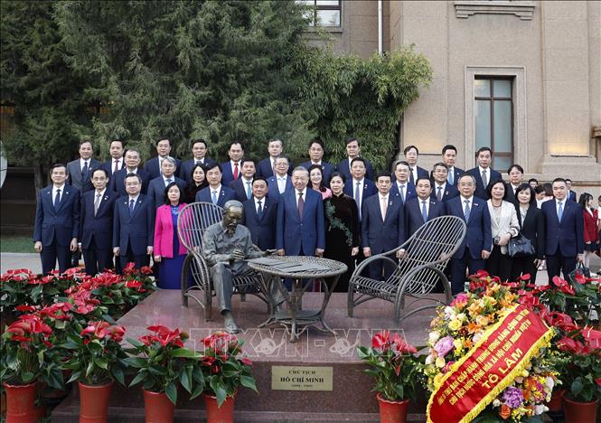 Tổng Bí thư, Chủ tịch nước Tô Lâm và Phu nhân cùng đại biểu chụp ảnh lưu niệm tại bức tượng Chủ tịch Hồ Chí Minh trong khuôn viên Đại sứ quán. Ảnh: Thống Nhất - TTXVN