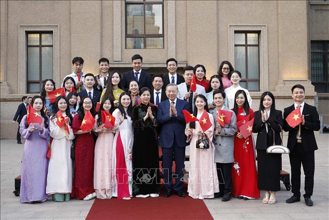 Tổng Bí thư, Chủ tịch nước Tô Lâm và Phu nhân với cán bộ, nhân viên Đại sứ quán và đại diện cộng đồng người Việt Nam tại Trung Quốc. Ảnh: Thống Nhất - TTXVN