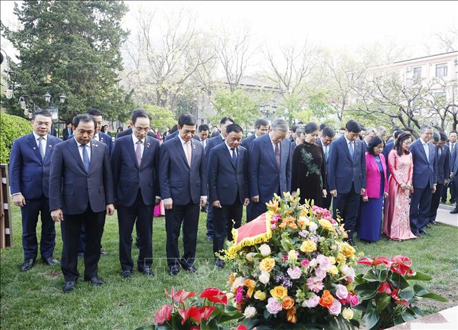 Tổng Bí thư, Chủ tịch nước Tô Lâm và Phu nhân cùng đại biểu dâng hoa tưởng niệm Chủ tịch Hồ Chí Minh trong khuôn viên Đại sứ quán. Ảnh: Thống Nhất - TTXVN