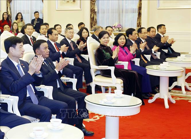 Phu nhân Ngô Phương Ly và các đồng chí lãnh đạo Đảng, Nhà nước tại buổi gặp mặt. Ảnh: Thống Nhất - TTXVN