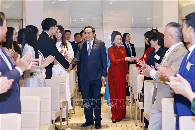Chủ tịch Quốc hội Trần Thanh Mẫn và Phu nhân gặp gỡ cán bộ Đại sứ quán và đại diện cộng đồng người Việt Nam tại Italy. Ảnh: Doãn Tấn – TTXVN