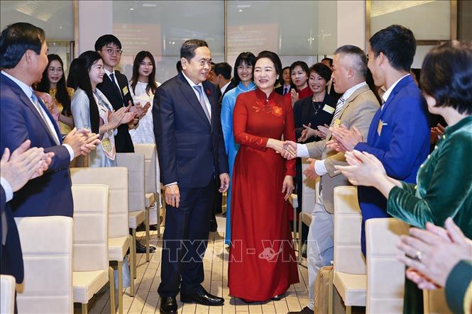 Chủ tịch Quốc hội Trần Thanh Mẫn và Phu nhân gặp gỡ cán bộ Đại sứ quán và đại diện cộng đồng người Việt Nam tại Italy. Ảnh: Doãn Tấn – TTXVN