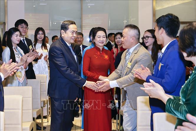 Chủ tịch Quốc hội Trần Thanh Mẫn và Phu nhân gặp gỡ cán bộ Đại sứ quán và đại diện cộng đồng người Việt Nam tại Italy. Ảnh: Doãn Tấn – TTXVN