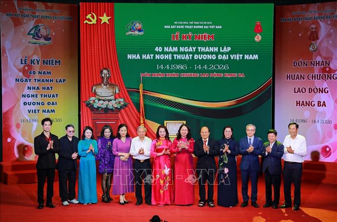 Phó Chủ tịch nước Võ Thị Ánh Xuân chụp ảnh chung cùng các nghệ sĩ tại chương trình. Ảnh: Khánh Hoà - TTXVN