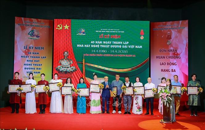 Lãnh đạo Bộ Văn hoá, Thể thao và Du lịch trao Bằng khen của Bộ trưởng cho các tập thể, cá nhân có thành tích xuất sắc. Ảnh: Khánh Hoà - TTXVN