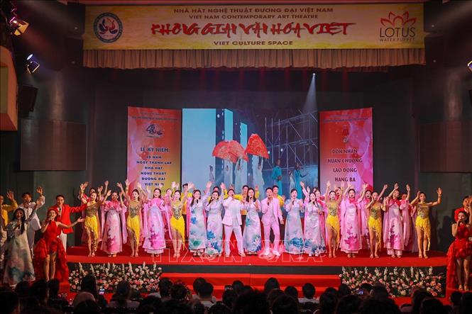 Tiết mục nghệ thuật do tập thể nghệ sĩ Nhà hát Nghệ thuật Đương đại Việt Nam biểu diễn. Ảnh: Khánh Hoà - TTXVN