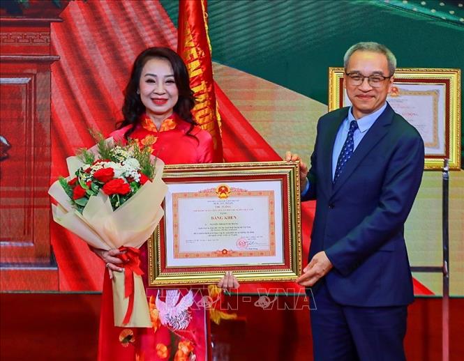 Lãnh đạo Bộ Văn hoá, Thể thao và Du lịch trao Bằng khen của Thủ tướng Chính phủ cho Bà Nguyễn Thị Quỳnh Trang, Giám đốc Nhà hát Nghệ thuật Đương đại Việt Nam. Ảnh: Khánh Hoà - TTXVN
