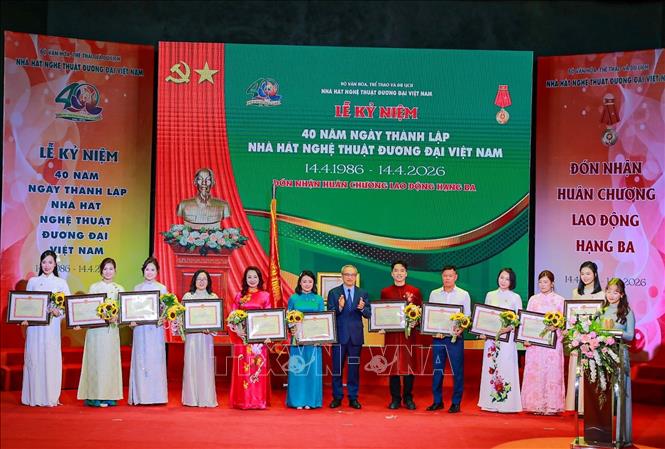 Lãnh đạo Bộ Văn hoá, Thể thao và Du lịch trao Bằng khen của Bộ trưởng cho các tập thể, cá nhân có thành tích xuất sắc. Ảnh: Khánh Hoà - TTXVN