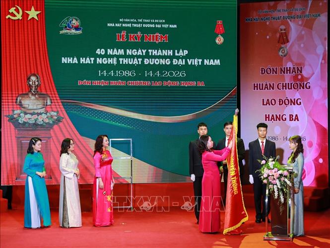 Bà Võ Thị Ánh Xuân, Phó Chủ tịch nước, Phó Chủ tịch thứ nhất Hội đồng Thi đua - Khen thưởng Trung ương thay mặt lãnh đạo Đảng, Nhà nước gắn Huân chương Lao động Hạng Ba lên lá cờ truyền thống của đơn vị. Ảnh: Khánh Hoà - TTXVN
