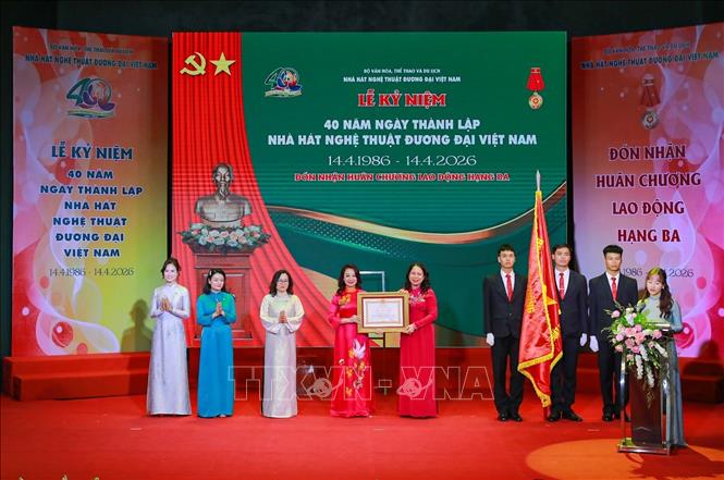 Bà Võ Thị Ánh Xuân, Phó Chủ tịch nước, Phó Chủ tịch thứ nhất Hội đồng Thi đua - Khen thưởng Trung ương thay mặt lãnh đạo Đảng, Nhà nước trao Huân chương Lao động hạng Ba tặng Nhà hát Nghệ thuật Đương đại Việt Nam. Ảnh: Khánh Hoà - TTXVN