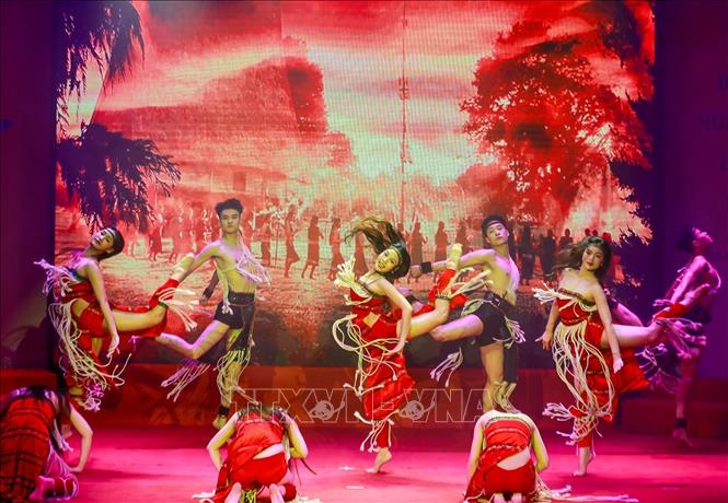 Tiết mục nghệ thuật biểu diễn tại chương trình. Ảnh: Khánh Hoà - TTXVN