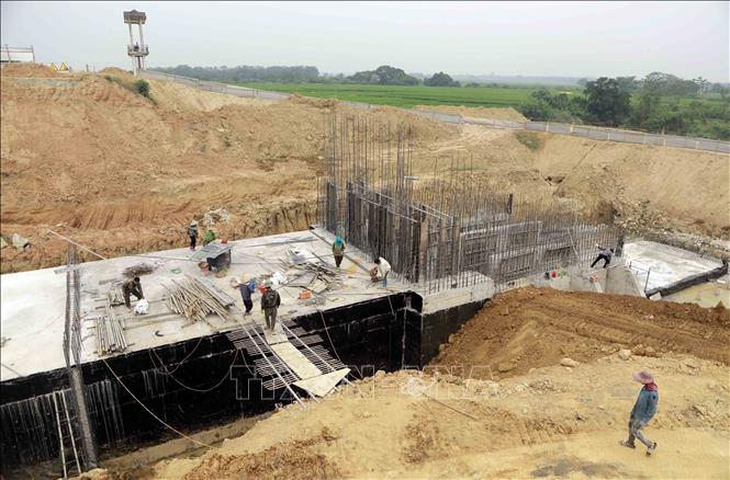 Dự án cải tạo, nâng cấp cống tiêu Triệu Đề, xã Sơn Đông đang được đơn vị thi công đẩy nhanh tiến độ.  Ảnh: Hoàng Hùng - TTXVN