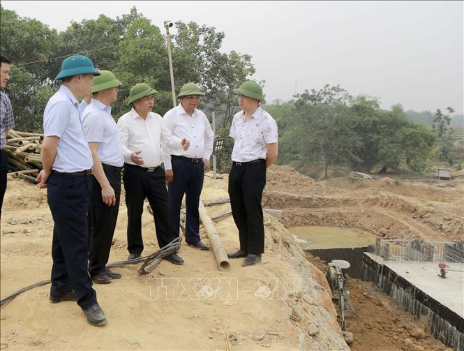 Phó Chủ tịch UBND tỉnh Phú Thọ Đinh Công Sứ (thứ 3 phải sang) kiểm tra Dự án cải tạo, nâng cấp cống tiêu Triệu Đề, xã Sơn Đông.  Ảnh: Hoàng Hùng - TTXVN