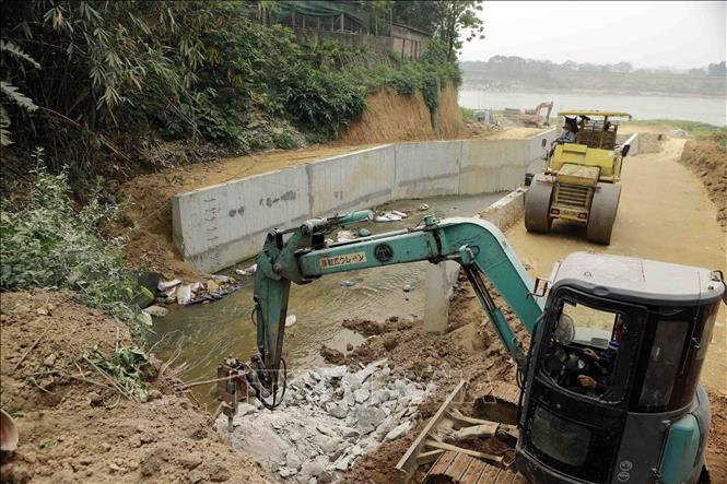 Dự án cải tạo, nâng cấp cống Đọ đê tả Sông Lô, xã Sông Lô đang được các đơn vị thi công đẩy nhanh tiến độ. Ảnh: Hoàng Hùng - TTXVN