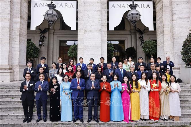 Chủ tịch Quốc hội Trần Thanh Mẫn và Phu nhân với đại biểu. Ảnh: Doãn Tấn - TTXVN