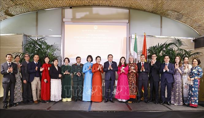 Chủ tịch Quốc hội Trần Thanh Mẫn và Phu nhân với đại biểu. Ảnh: Doãn Tấn - TTXVN