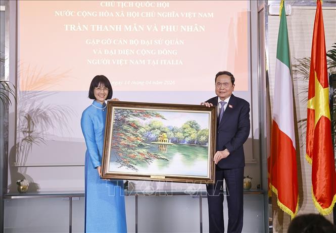Chủ tịch Quốc hội Trần Thanh Mẫn tặng quà lưu niệm cho Đại sứ quán Việt Nam tại Italy. Ảnh: Doãn Tấn – TTXVN