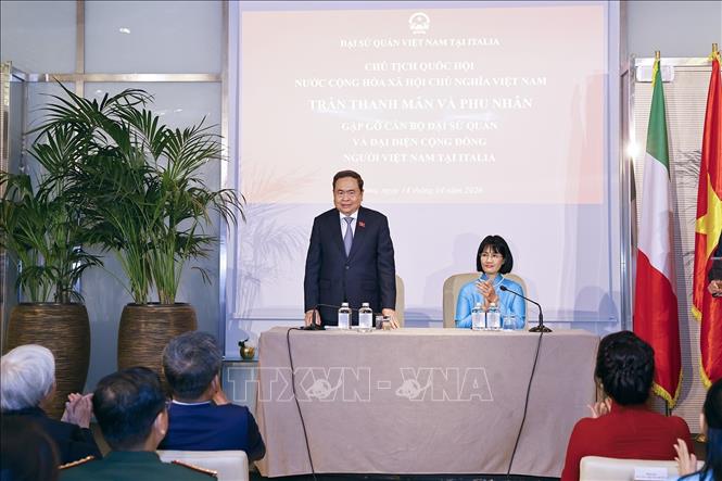 Chủ tịch Quốc hội Trần Thanh Mẫn nói chuyện với cán bộ Đại sứ quán và đại diện cộng đồng người Việt Nam tại Italy. Ảnh: Doãn Tấn – TTXVN