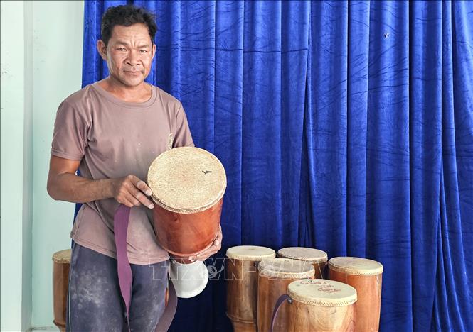 Phường Bình Minh quan tâm đầu tư cho các hoạt động văn hoá cộng đồng của đồng bào Khmer, trong đó có trang bị trống Chhay-dăm. Ảnh: Đức Hạnh - TTXVN