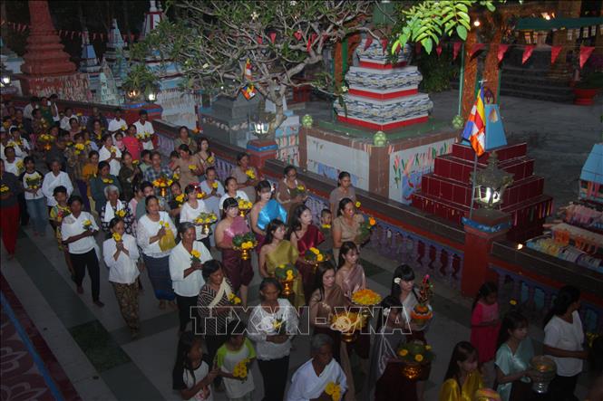 Đông đảo đồng bào Khmer ở chùa Sro Lôn (phường Mỹ Xuyên, thành phố Cần Thơ) tham gia rước Maha Sangkrant mừng năm mới. Ảnh: Chanh Đa - TTXVN