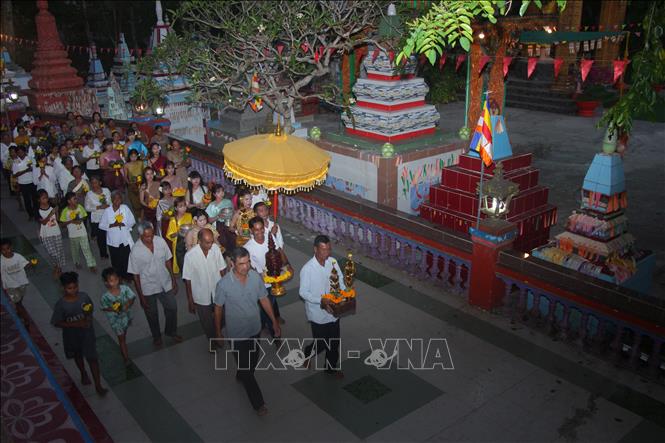 Đồng bào phật tử Khmer ở chùa Sro Lôn (phường Mỹ Xuyên, thành phố Cần Thơ) thực hiện nghi thức rước Maha Sangkrant mừng năm mới. Ảnh: Chanh Đa - TTXVN