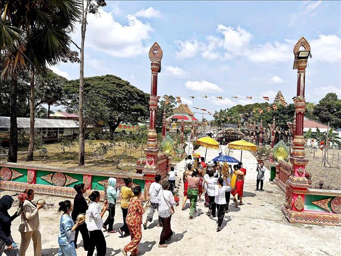 Đồng bào phật tử Khmer chùa Cao Dân (xã Tân Lộc, tỉnh Cà Mau) thực hiện nghi lễ đón giao thừa tại chùa. Ảnh: Chanh Đa - TTXVN