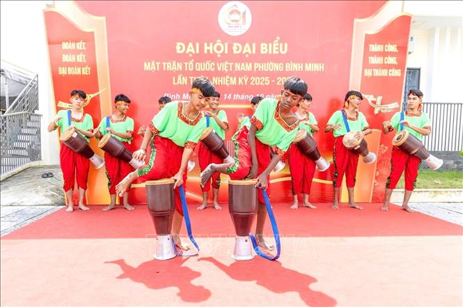 Câu lạc bộ múa trống Chhay-dăm của học sinh trường Phổ thông Dân tộc Nội trú Tây Ninh biểu diễn trong các sự kiện văn hóa tại địa phương. Ảnh: TTXVN phát 