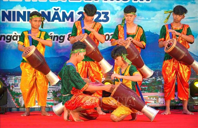 Câu lạc bộ múa trống Chhay-dăm của học sinh trường Phổ thông Dân tộc Nội trú Tây Ninh biểu diễn trong các sự kiện văn hóa tại địa phương. Ảnh: TTXVN phát 