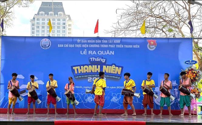 Giữa nhịp sống hiện đại, các giá trị văn hóa truyền thống vẫn còn sức hút với thế hệ trẻ. Ảnh: TTXVN phát
