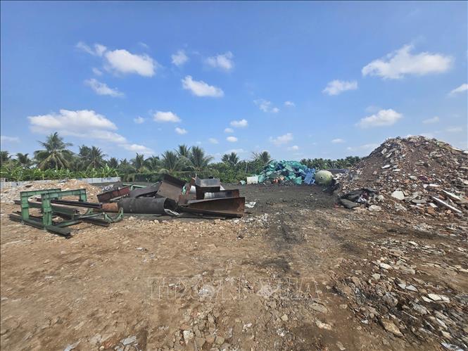 Hiện trường đổ thải trái phép. Ảnh: TTXVN phát