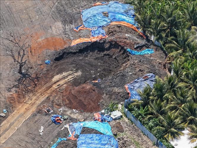 Hiện trường đổ thải trái phép. Ảnh: TTXVN phát