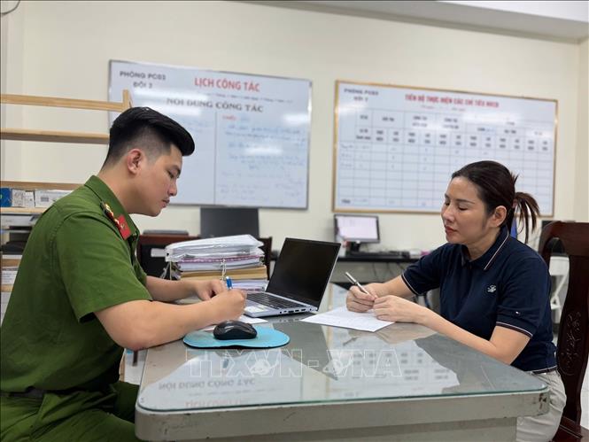 Công an làm việc với các đối tượng. Ảnh: TTXVN phát