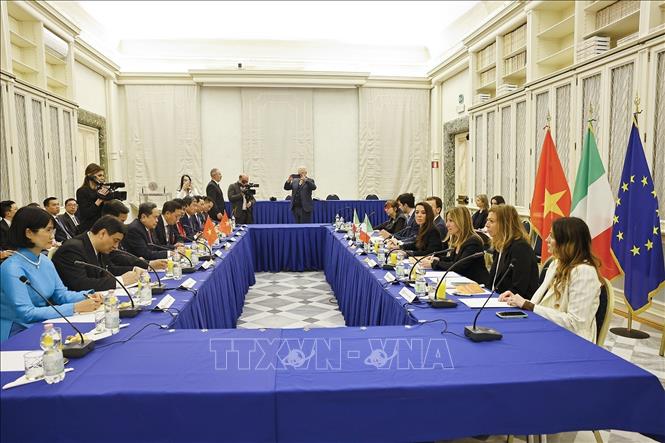 Chủ tịch Quốc hội Trần Thanh Mẫn gặp Phó Chủ tịch Thượng viện Italy Licia Ronzulli. Ảnh: Doãn Tấn – TTXVN